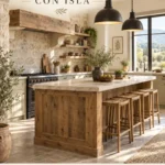 Cocina rústica con isla central de madera, piedra y lámparas colgantes