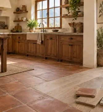Cocina rústica cálida con piso de barro, piedra y porcelanato tipo madera